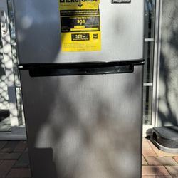 Magic Chef 3.1 Cu Mini Fridge $80.00