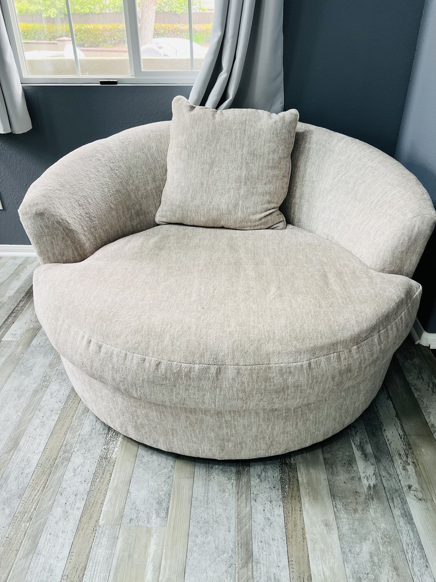 Super Comfy Spinning Lounge Sofa!