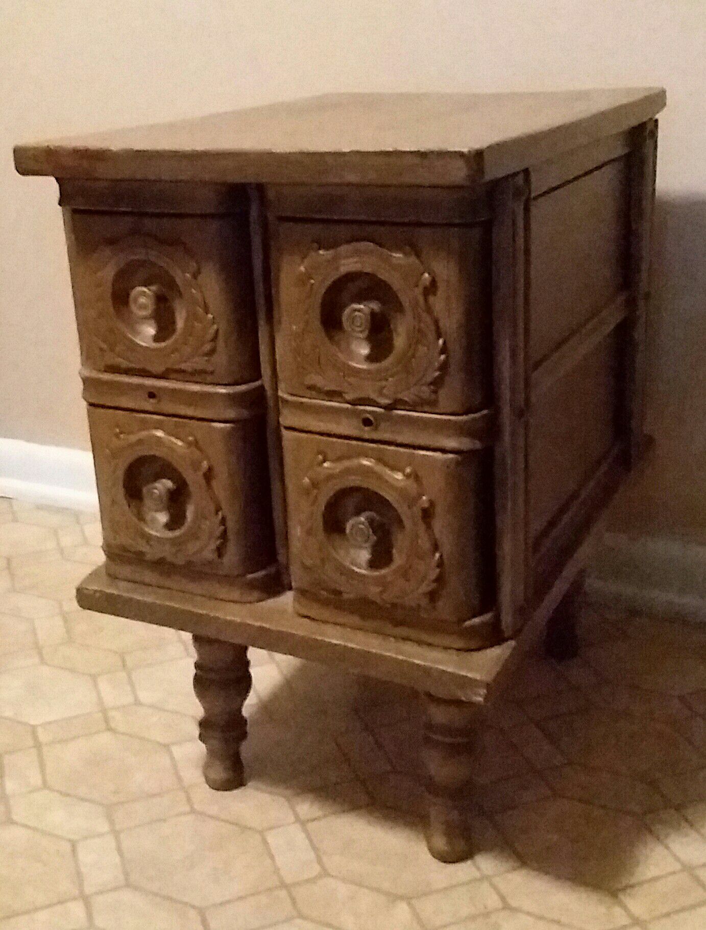 (Solid wood)Table/singer sewing machine drawers (Excellent Used Condition)