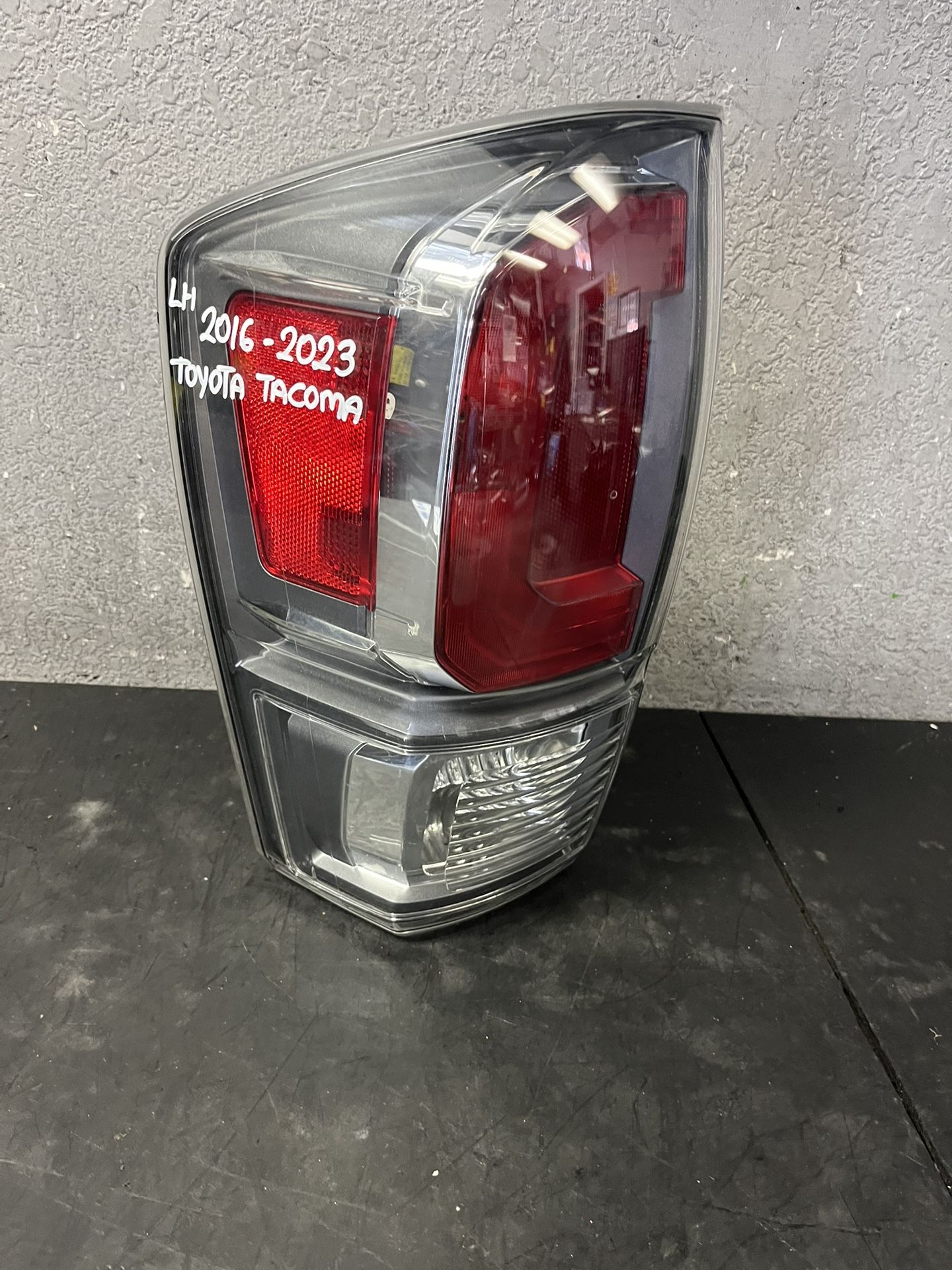 2016-2017-2018-2019-2020-2021-2022-2023 TOYOTA TACOMA LEFT TAIL LIGHT OEM USED