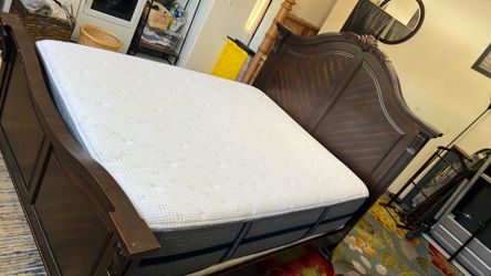 Beautiful bed queen size bed mattress box spring and the bed frame in good condition