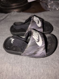 Nike baby slides size 4
