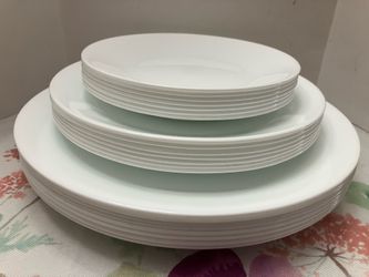 Lot of 22 Corelle Winter Frost White Dinner set 8 Dinner Plates 10.25”; 7 Salad Plates 8.5”; 7 Bread Dessert Plates 6.75” Excellent Condition Like New