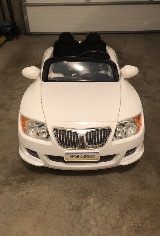 Pacific Cycle 12-Volt Battery-Powered Convertible Sports Car