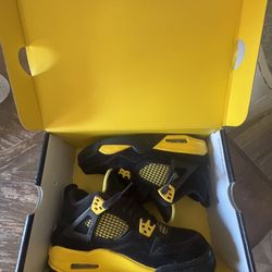 Jordan 4s Thunder