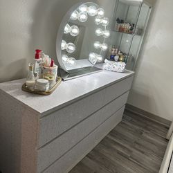 IKEA Dresses Drawers With Impressions Mirror 