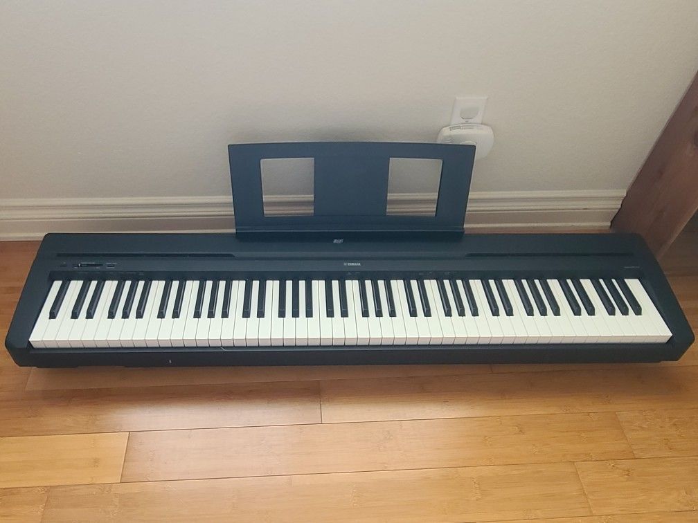 Yamaha Digital Piano P-45 Bundle