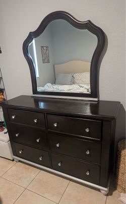 Bedroom Set - Dresser with Mirror, Desk & Nightstand - Great Condition
