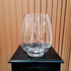 Round vase/aquarium made of clear glass, with a simple and elegant design that easily adapts to different decorating styles.