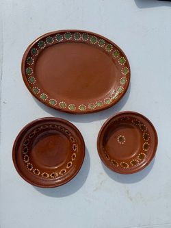 terracotta plates; Platos de barro
