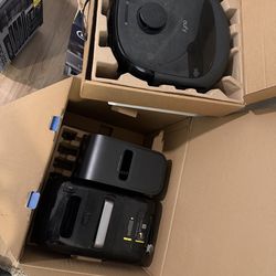 Vacuum and mop robot with shampooer