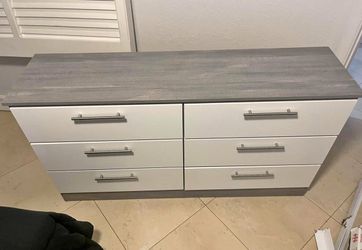 Modern Dresser – 6 Drawers – Matte or Glossy – FREE Delivery  Modern 6-drawer dresser, comes fully assembled and ready to use. 