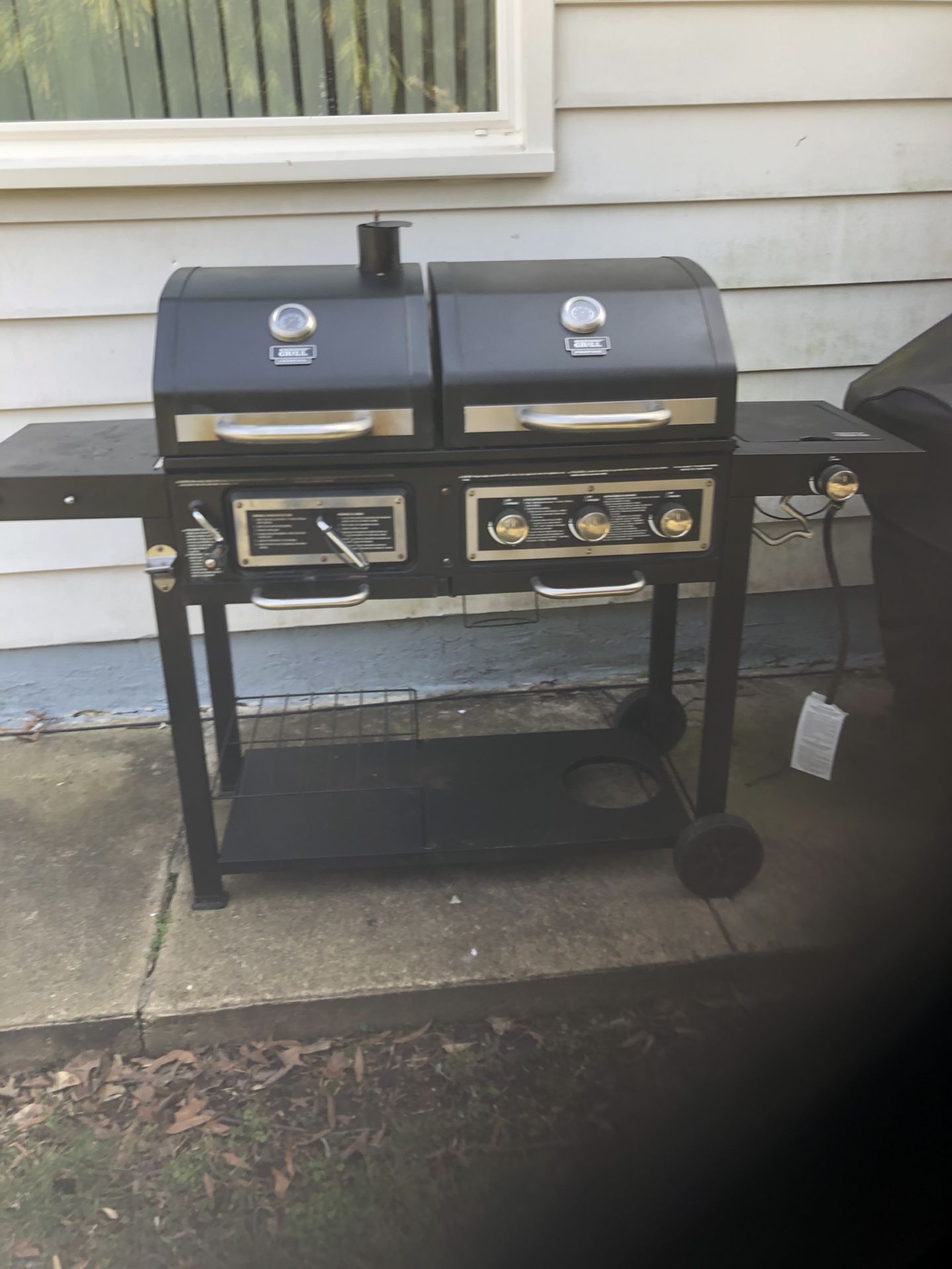 Grill it’s tow way gas & charcoal very nice very good condition