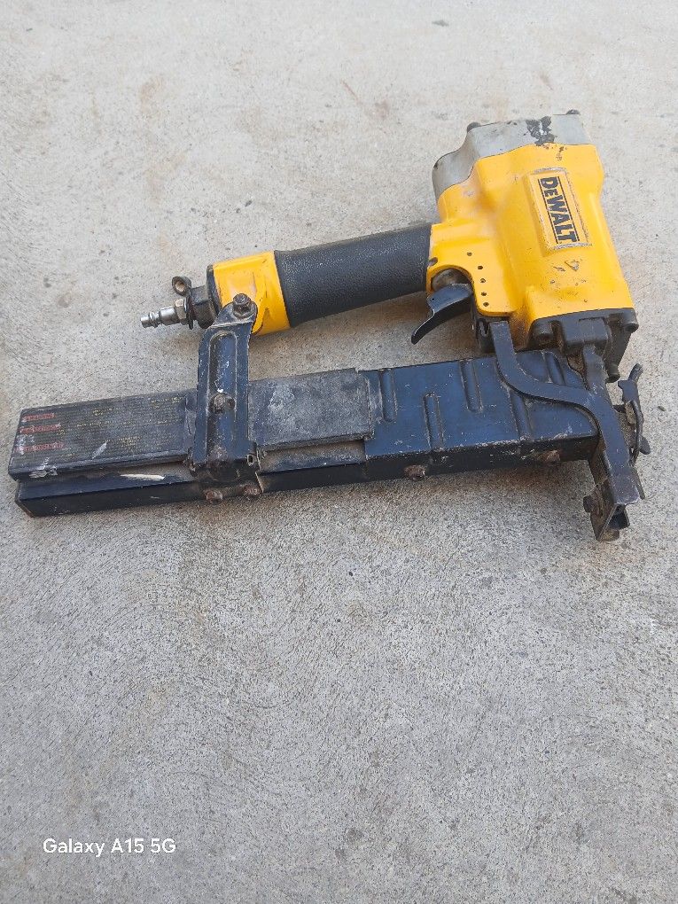 DEWALT CROWN LATHING STAPLER
