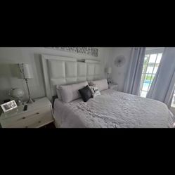 Bedroom set king with 2 nightstands and dresser with mirror.