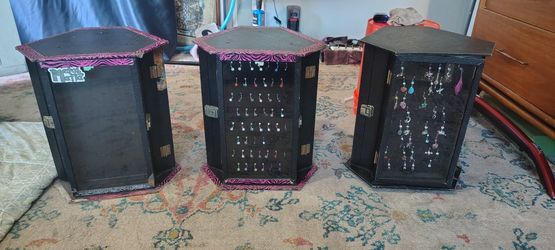 Body Jewelry With Displays