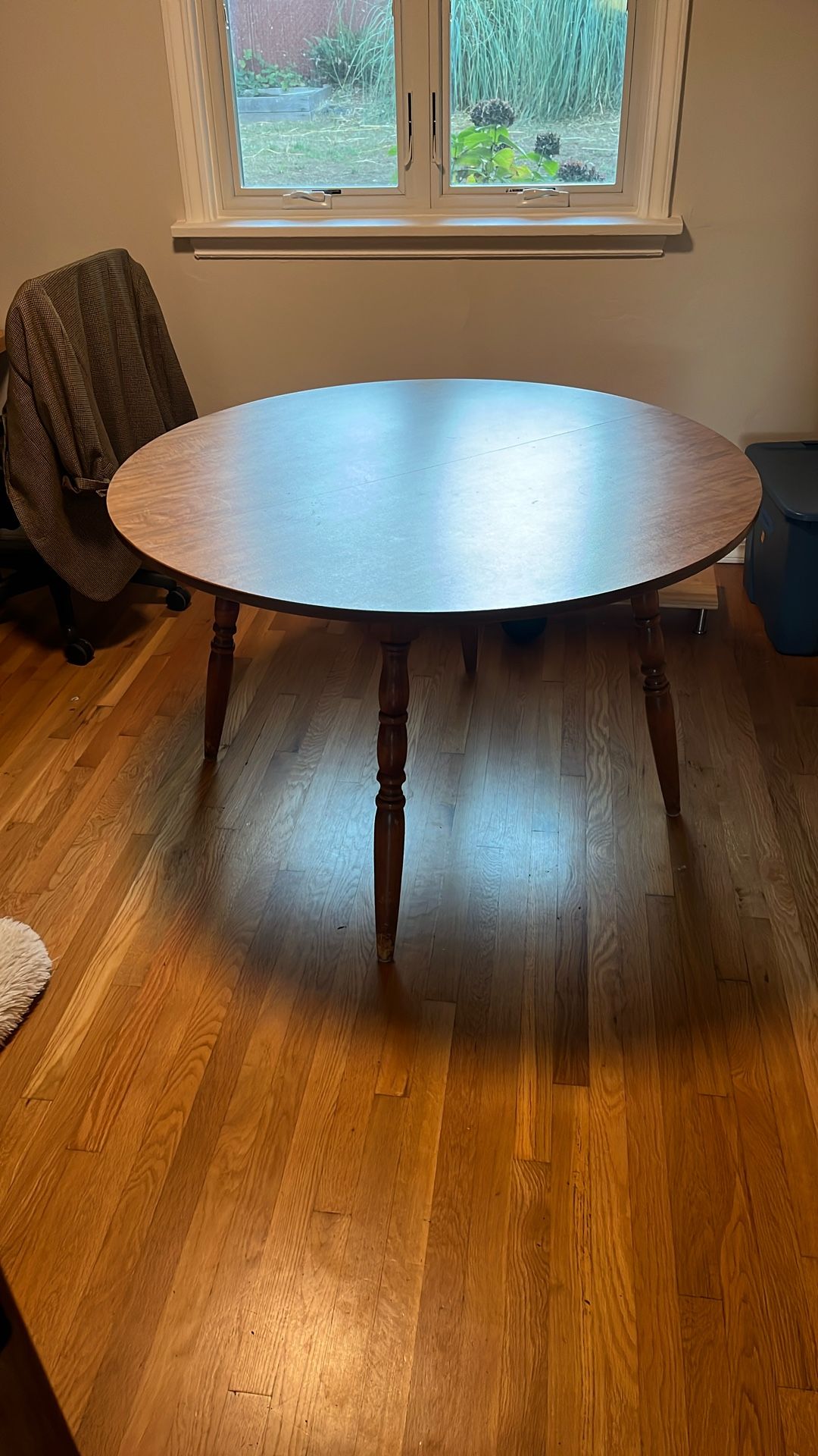Circular Wood/Laminate Table