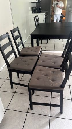 Table with 4 chairs