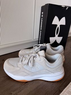 Women’s Under Armour sneakers ( Brand New with Box )