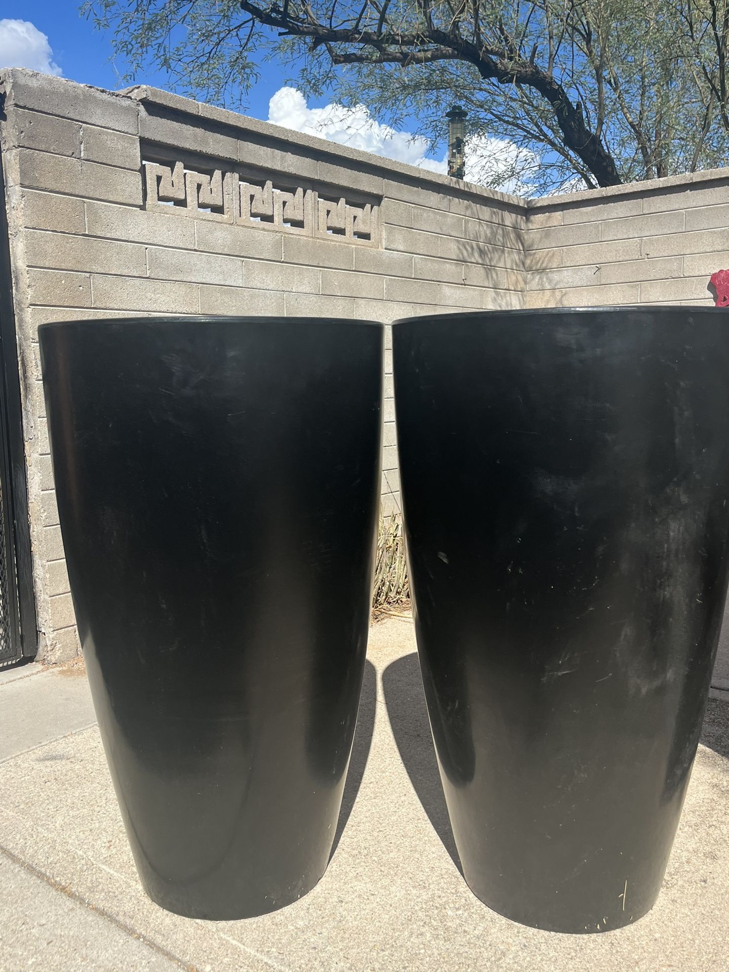 35” Tall Verona Plastic Planters Black/Charcoal