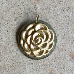 🌼 Beautiful, vintage brass stamping flower dahlia zinnia rose on brass disc pendant NOS