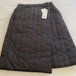 Medium size skirt for women, Whit Pokets , has buttons to adjust the waist, new with tags