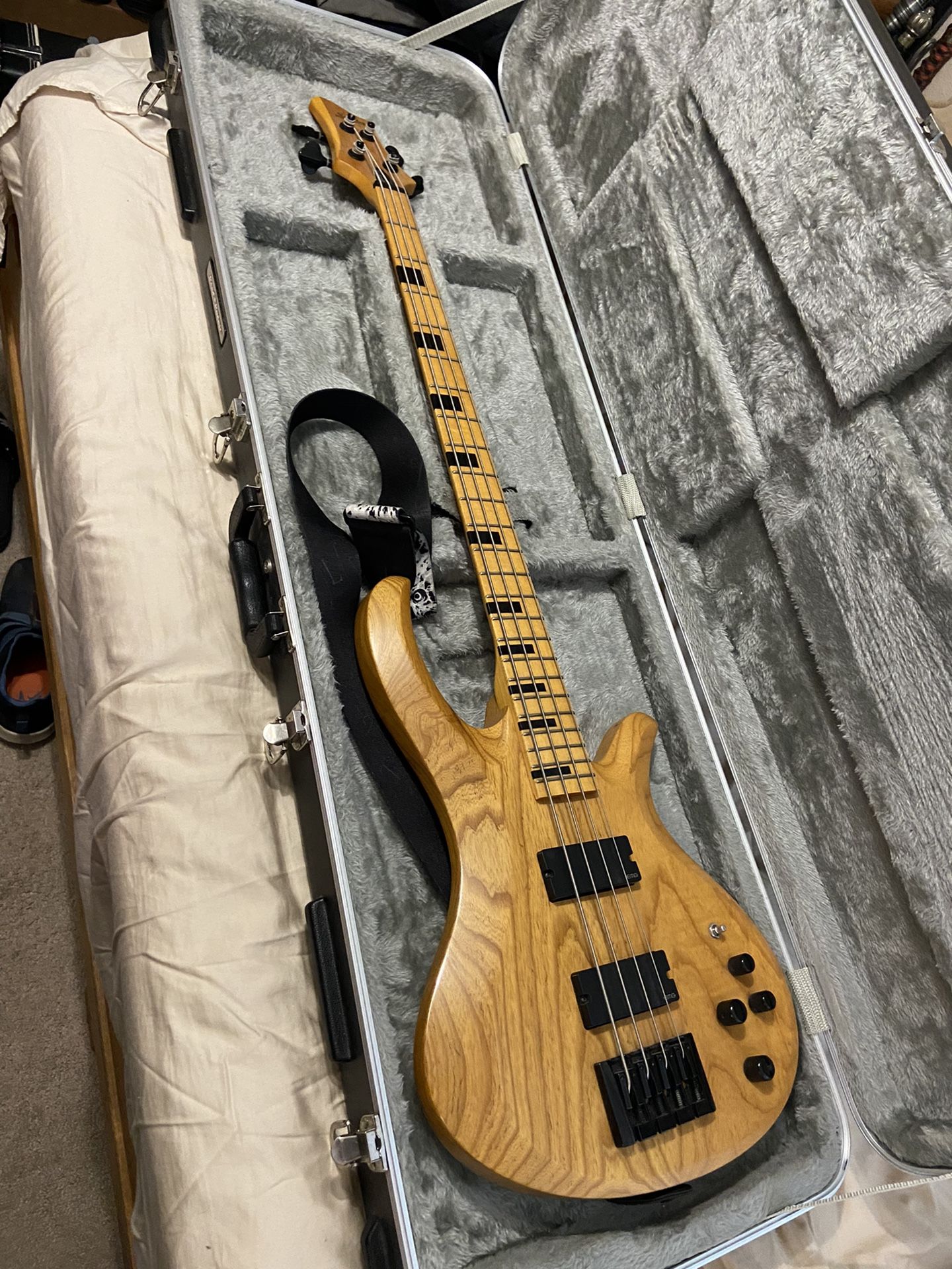 Schecter Riot-4 Session Bass