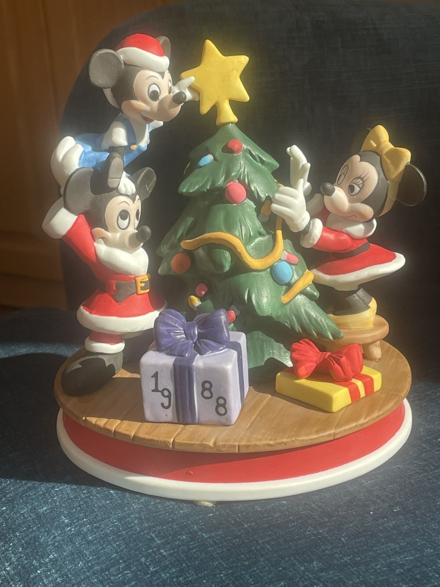 Grolier Collectibles Ltd. Limited Edition Figurine.  Christmas  Porcelain 
