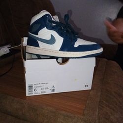 Size 6 Wmns Jordan 1 Mid $80