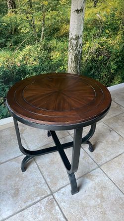 Round coffee table