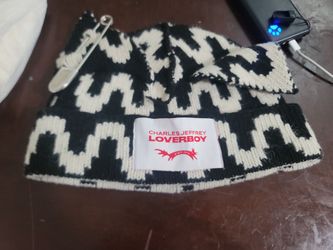 Black & White Loverboy cap knit.