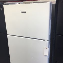 Hotpoint 16 Cu Ft Top And Bottom Fridge. 1 year Warranty 
