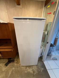 Danby DUFM085A2WDD1 Upright Freezer, 8.5 Cubic Feet, White