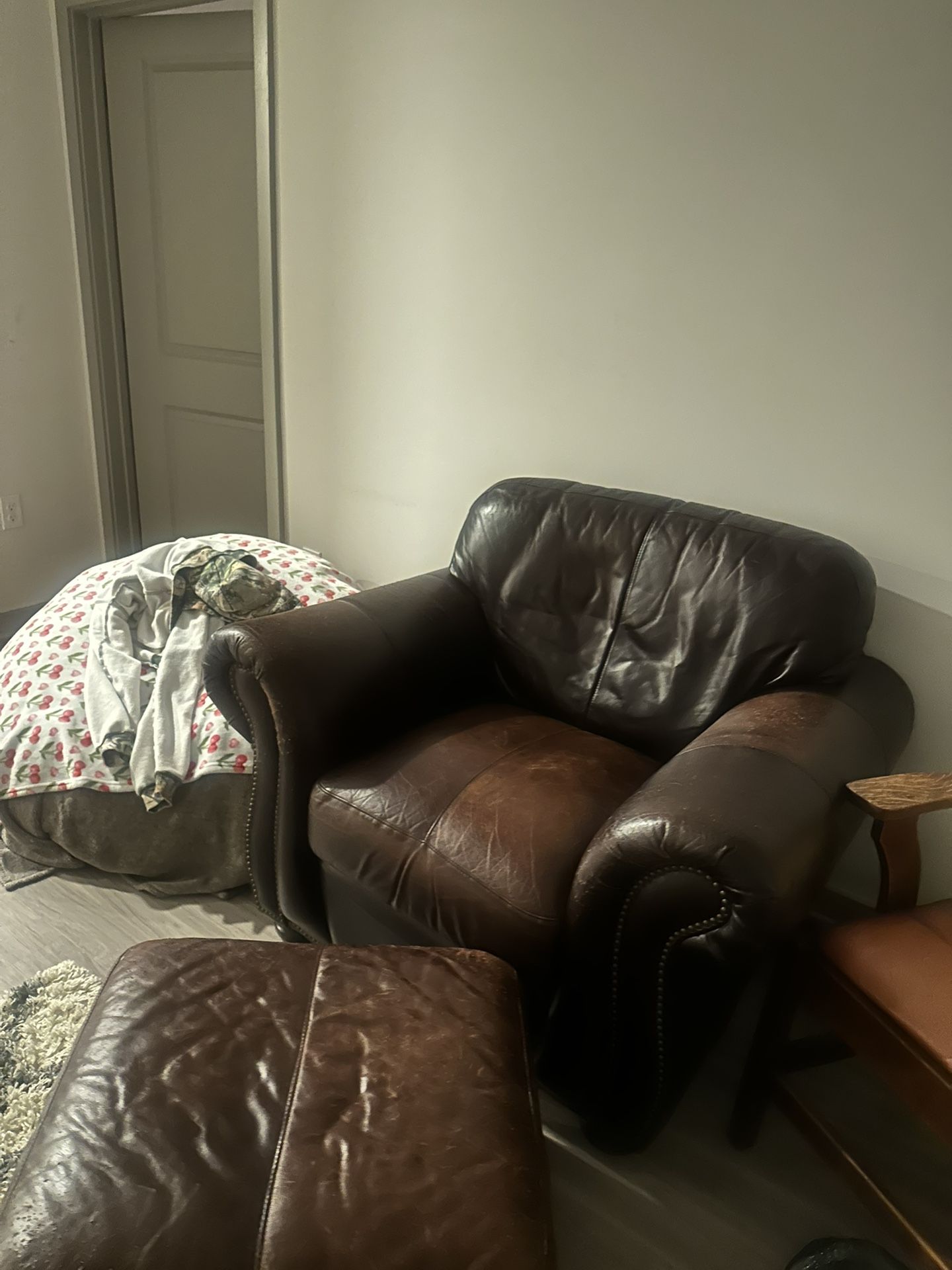 BROWN LEATHER CHAIR +FOOTREST