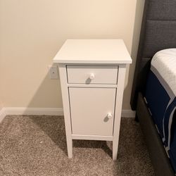 Like New End Table  In Auburn $20