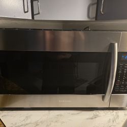 Samsung - 1.9 Cu. Ft. Over-the-Range Microwave - Black Stainless Steel