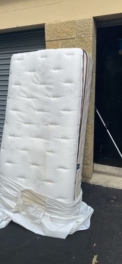 Twin mattress Simons pillow top plush