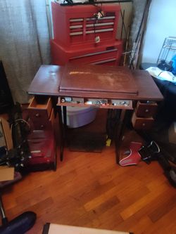 Singer Antique Sewing Machine. Excellent Condition Works Perfect With New Belt. Reduce Price.150.00