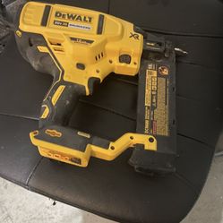 Dewalt 18 G Nail Gun With 2amp Battery 