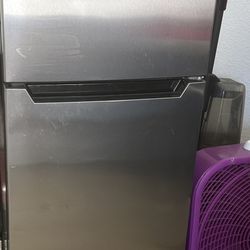 Danby Mini fridge W/frezzer