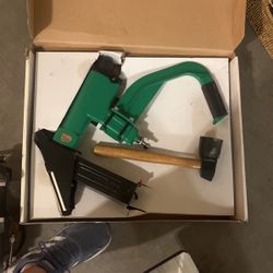 Flooring stapler 