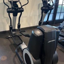 LIFE FITNESS 95XS ACHIEVE ELLIPTICAL CROSSTRAINER!! READY FOR DELIVERY OR PICKUP!!