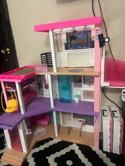 Barbie house with Barbie’s and accessories