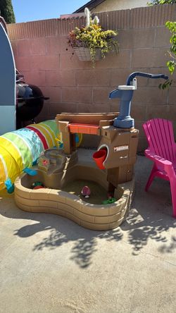 Step 2 Pump & Splash Discovery Pond Water Table