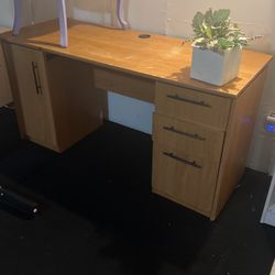 Free Desk Perfect Conditions , Down Town Miami Area 33128 , Not Heavy But Need Two Persons To Take it Down The Stairs Just One Floor 