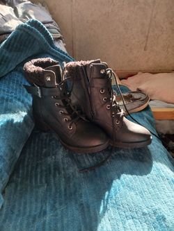 Black Leater Lace UP BOots WITH buckles And Zippers. Small Heel And Warm U.