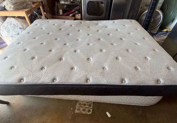 QUEEN MATTRESS