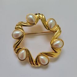 Vintage Monet Wreath Brooch Pin Gold Tone Faux Pearl Jewelry  1.5"