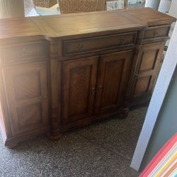 Free!! Beautiful hutch side table. Free u come pick up