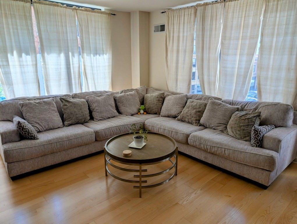 Sectional Couch 3 Pieces. Clean no Pets no Smoke